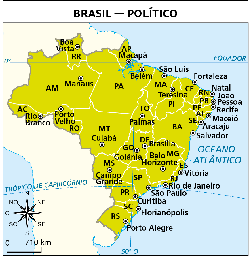 Mapa. Brasil - Político. Mapa verde com as divisões dos estados e a indicação das siglas de cada estado e a marcação de suas capitais. No canto inferior esquerdo, rosa dos ventos e escala de 0 a 710 quilômetros.