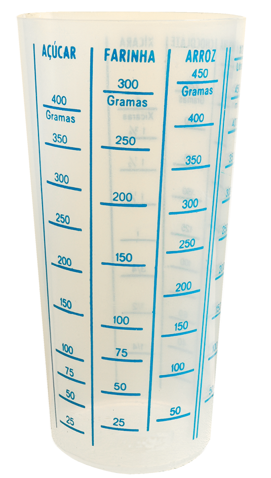 Fotografia. Copo graduado transparente, com diferentes unidades de medida marcadas em azul.