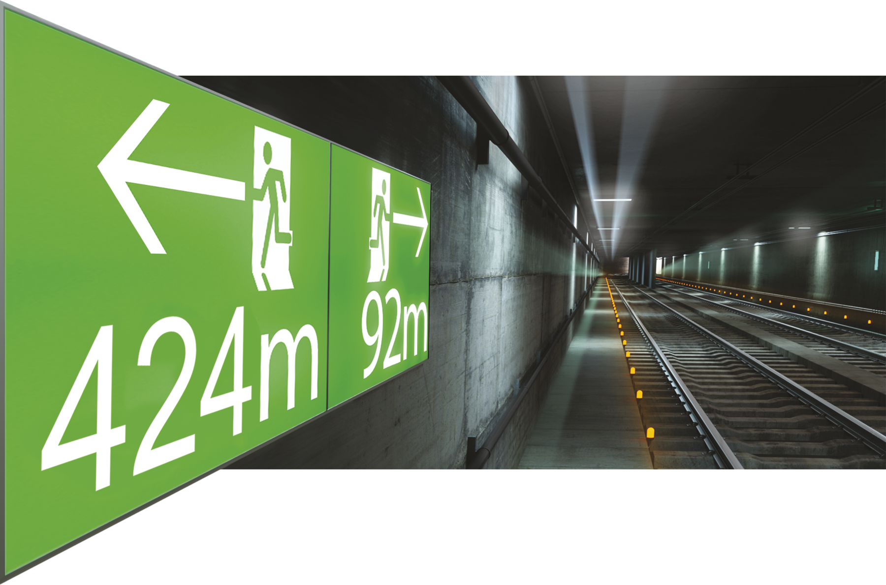 Fotografia. Túnel de metrô com ilustração de placa retangular com fundo verde na lateral esquerda do túnel. Na parte esquerda placa, desenho de silhueta de uma pessoa e seta para esquerda indicando 424 metros. Na parte direita da placa, desenho de silhueta de uma pessoa andando e seta para a direita indicando 92 metros.