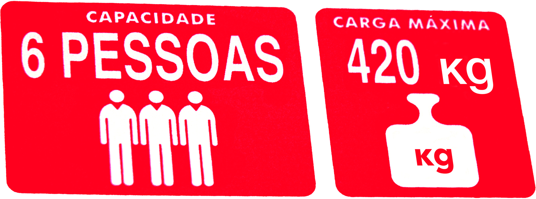 Ilustração. Placa retangular com fundo vermelho informando a capacidade para 6 pessoas com desenho de 3 pessoas abaixo. Placa retangular com fundo vermelho informando a carga máxima de 420 quilogramas com desenho de um pesinho abaixo.