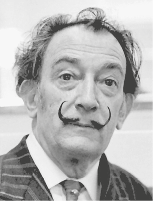 Fotografia. Rosto de Salvador Dali. Homem sério com cabelo despenteado, um bigode fino com curva pra cima e usando terno.