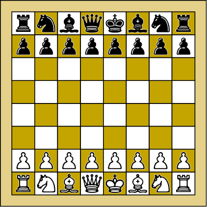Ilustração. Tabuleiro do jogo de xadrez com 8 linhas e 8 colunas, nas cores amarela e branca intercaladas. Na parte superior as peças pretas e na parte inferior as peças brancas.