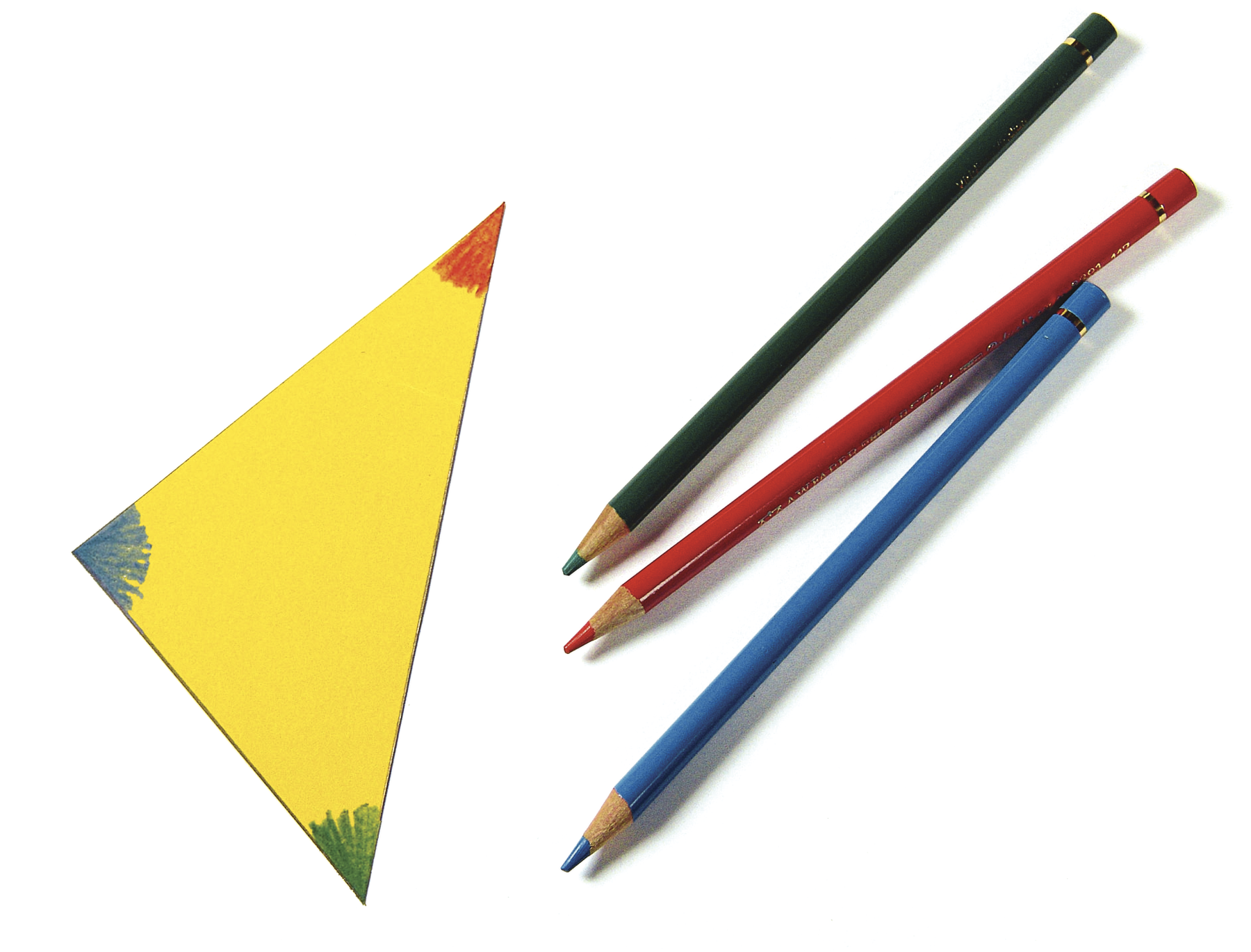 Ilustração. Triângulo do passo anterior, recortado em folha amarela com cada um dos seus ângulos pintados de uma cor diferente e, ao lado, lápis de cor na cor azul, vermelha e verde.