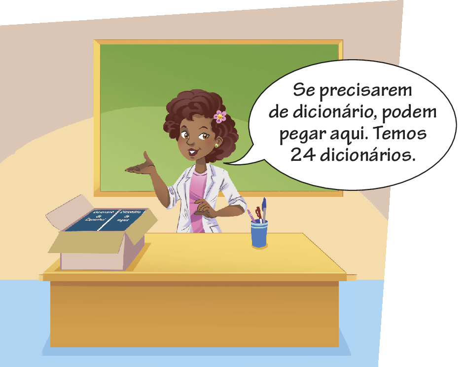 Ilustração. Professora de cabelo castanho enrolado, blusa rosa e jaleco branco. Ela está em pé atrás de uma mesa com uma caixa aberta. Ao lado da caixa há um porta canetas com 3 canetas. Ao fundo, atrás da professora há uma lousa. Ela fala: Se precisarem de dicionário, podem pegar aqui. Temos 24 dicionários.