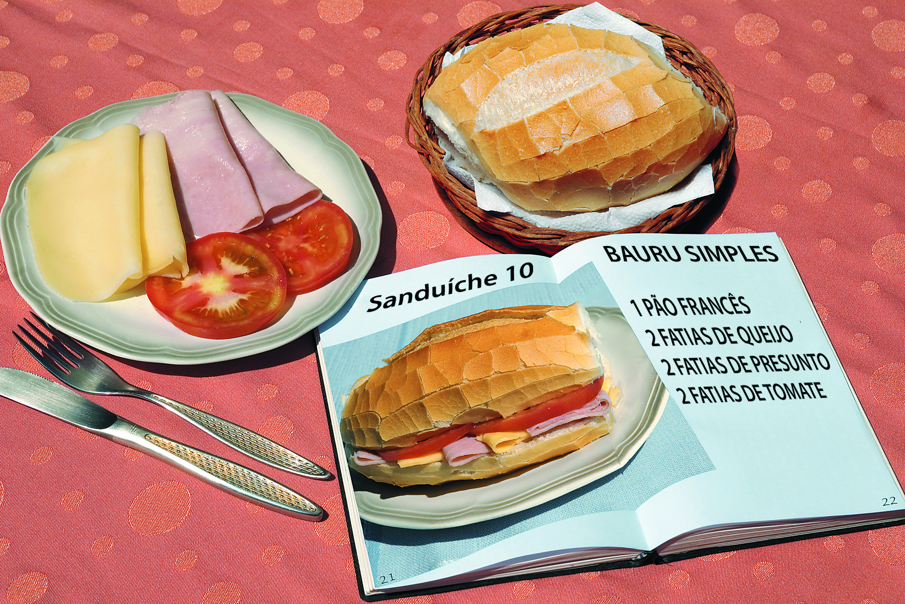 Ilustração. Vista de cima de prato com presunto, queijo e tomate, com garfo e faca do lado esquerdo. Do lado direito, cesta com pão. Na frente do prato com presunto, queijo e tomate e da cesta com o pão, está um caderno aberto com a seguinte receita: Sanduíche 10
Bauru simples 1 pão francês 2 fatias de queijo 2 fatias de presunto 2 fatias de tomate.