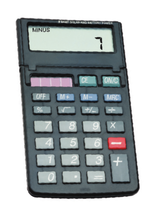 Fotografia. Calculadora analógica com o número 7 aparecendo no visor e a palavra minus, no canto superior esquerdo do visor.