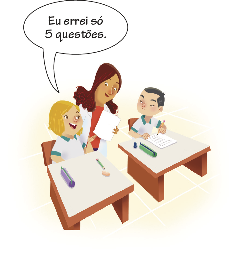 Ilustração. Duas crianças, um menino e uma menina, sentadas lado a lado em carteiras. As duas carteiras contêm estojo, lápis e borracha. O menino está escrevendo em uma folha sobre a carteira dele. Entre elas, a professora está em pé olhando a folha da menina. A menina diz: Eu errei só 5 questões.