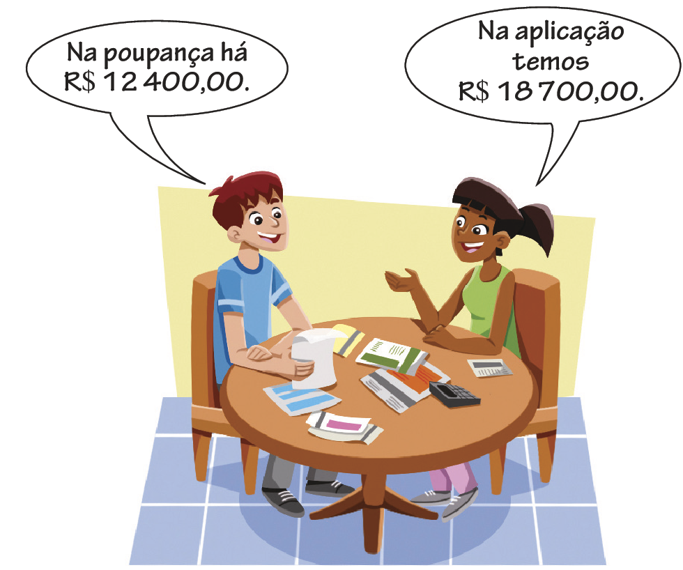 Ilustração. Vista de cima de Alexandre e Mara ao redor de uma mesa conversando. Sobre a mesa há vários boletos e uma calculadora. Ele fala: Na poupança há 12 mil 400 reais . Ela diz: Na aplicação temos 18 mil 700 reais.