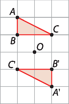 Ilustração. Malha quadriculada com dois triângulos iguais vermelhos. Triângulo ABC e triângulo A linha, B linha, C linha. Entre os dois triângulos há o ponto O. O triângulo A linha B linha C linha está posicionado como se o triângulo ABC tivesse sido rotacionado 180 graus ao redor de O.