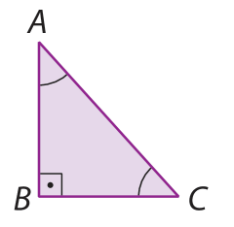Figura geométrica. Triângulo ABC com indicação de um ângulo reto e os outros dois agudos.