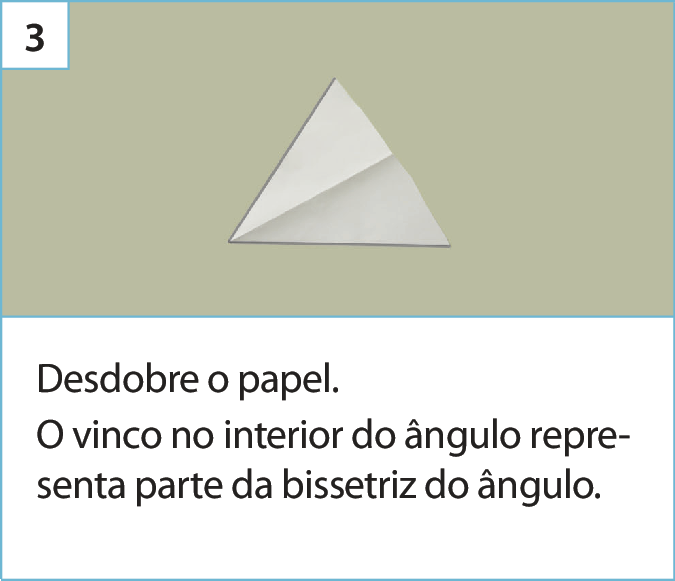 Fotografia: uma folha de papel dobrada no formato triangular. Há uma marca de dobradura no meio do triângulo. Abaixo, o texto: Desdobre o papel. O vinco no interior do ângulo representa parte da bissetriz do ângulo.