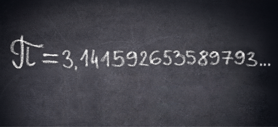 Fotografia. Quadro de giz com a escrita da representação do número pi igual a  3,141592653589793...