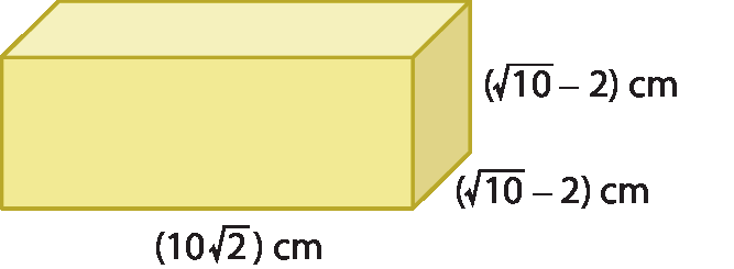 Figura geométrica. Paralelepípedo amarelo com medida de comprimento, abre parênteses, 10 raiz quadrada de 2, fecha parênteses, centímetros, medida do comprimento da largura, abre parênteses, raiz quadrada de 10, fim raiz, menos 2, fecha parênteses, centímetros e medida do comprimento da altura, abre parênteses, raiz quadrada de 10, fim raiz,  menos 2, fecha parênteses, centímetros.