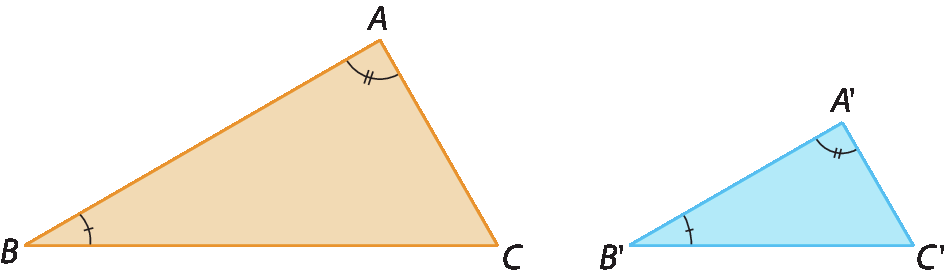 Figuras geométricas. Dois triângulos. O triângulo ABC é alaranjado e tem indicação de ângulo com um tracinho no vértice B e ângulo com dois tracinhos no vértice A. O triângulo A linha, B linha e C linha é azul e tem indicação de ângulo com um tracinho no vértice B linha e ângulo com dois tracinhos no vértice A linha.