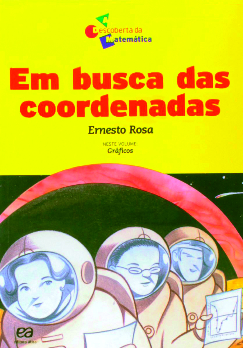 Fotografia. Capa do livro na cor amarela, título na cor vermelha: Em busca das coordenadas, autor Ernesto Rosa, na parte superior, escrito em azul. Abaixo, no fundo preto, três astronautas, uma mulher e dois homens, segurando folhas brancas com ilustração.