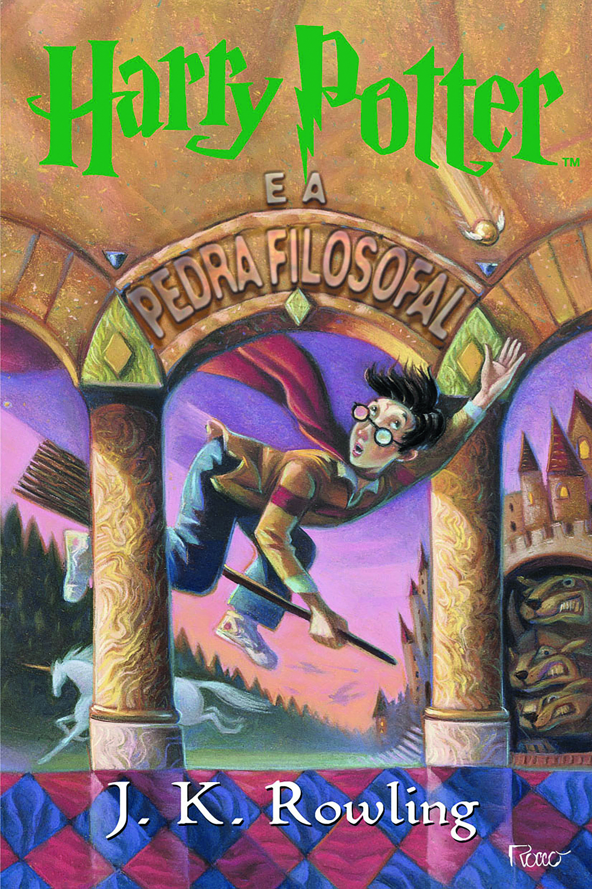 Capa de livro. Capa composta da ilustração de um menino de cabelos curtos pretos, usando blusa amarela, calça azul, uma capa vermelha e óculos; ele está sobre uma vassoura, voando, entre dois pilares de uma construção antiga. Ao fundo há um unicórnio branco, vegetação de pinheiros e um castelo. Na parte superior há o título do livro: HARRY POTTER E A PEDRA FILOSOFAL. Na parte inferior há o nome da autora: J. K. Rowling.