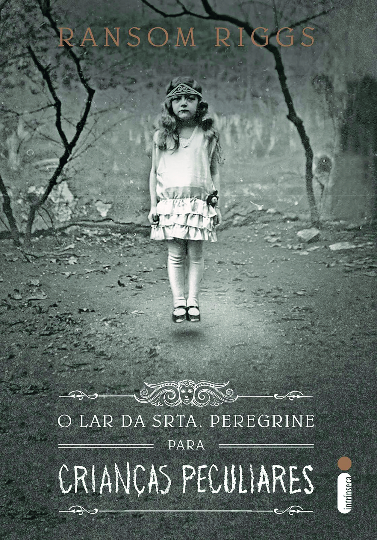 Capa de livro. Capa composta de uma fotografia em preto e branco de uma menina com cabelos claros e compridos, usando um vestido branco na altura dos joelhos, meia-calça e sapatos. Ela está em pé e flutua, a uma curta distância do chão. Debaixo dela há um chão de terra e pedras. Ao fundo, há galhos secos e pedras. Na parte superior da capa há o nome do autor:  RANSOM RIGGS. Na parte inferior há o título do livro: O LAR DA SENHORITA PEREGRINE PARA CRIANÇAS PECULIARES.