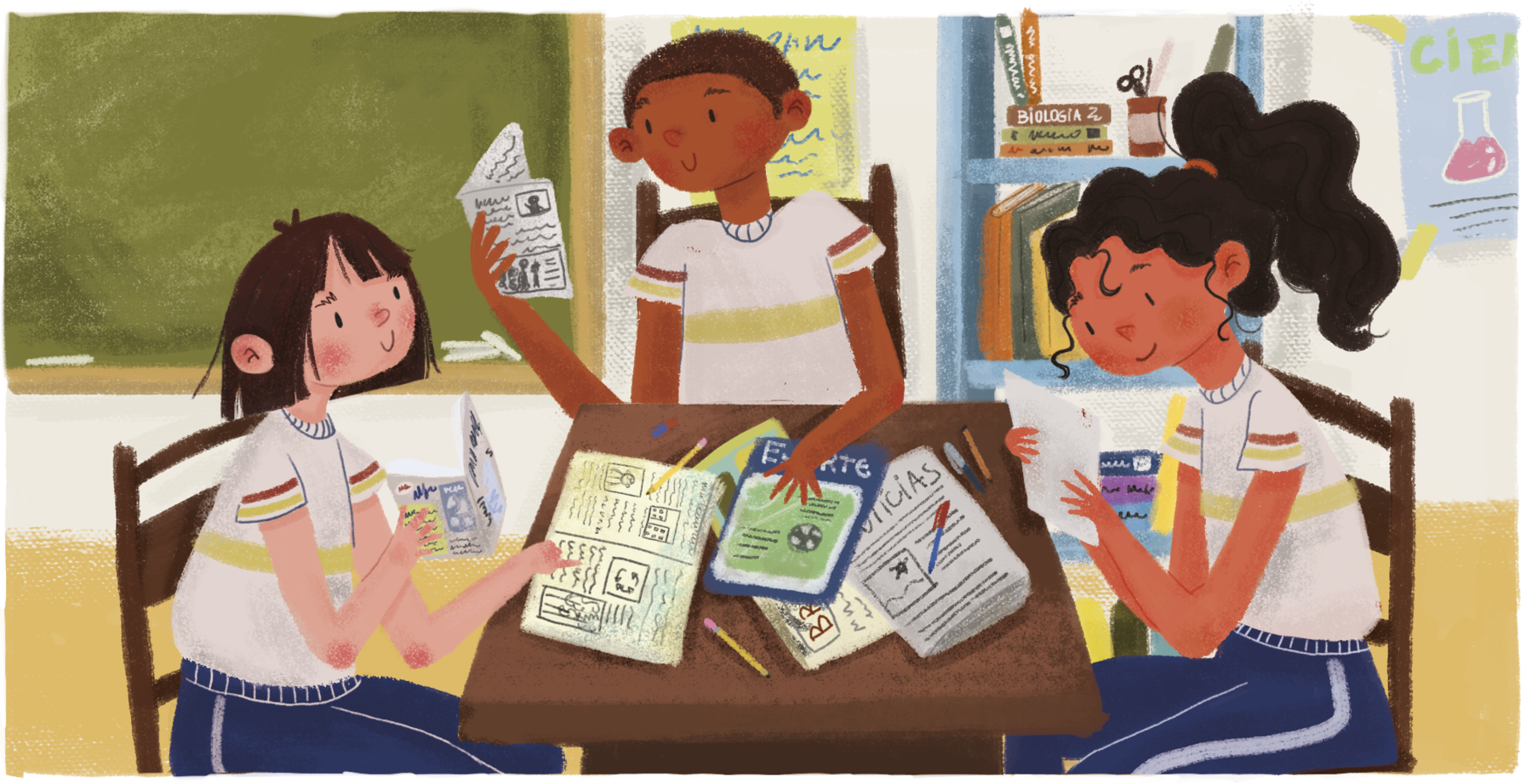 Ilustração. Duas meninas e um menino uniformizados em uma sala de aula. Eles estão sentados ao redor de uma mesa e seguram um panfleto. Sobre a mesa, panfletos, livros, cadernos e canetas. No fundo, uma lousa e uma estante com livros.