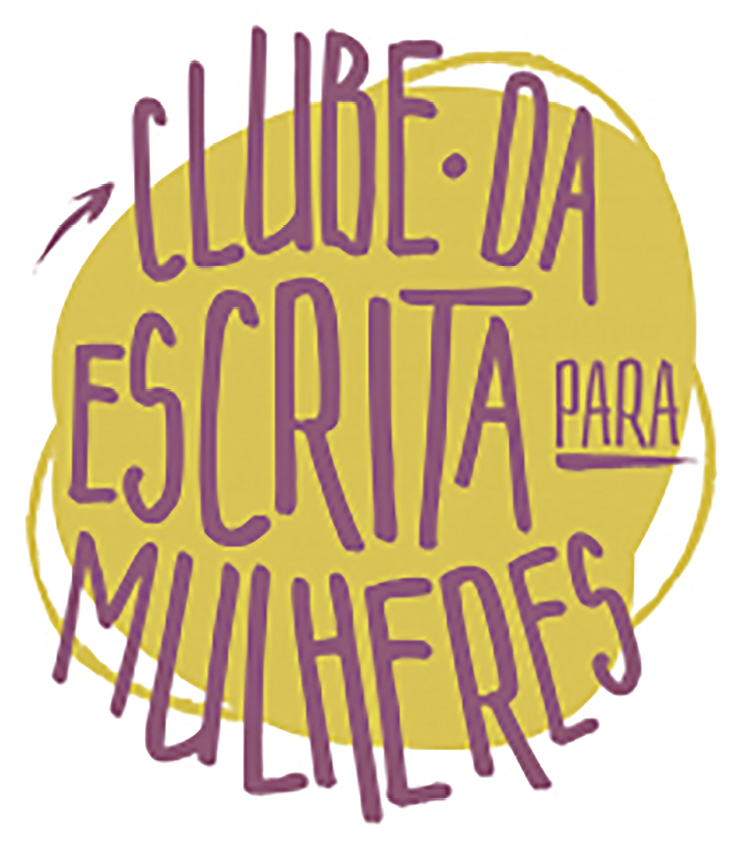 Logotipo. Composto pelo texto CLUBE DA ESCRITA PARA MULHERES, escrito em letras roxas, sobre fundo circular amarelo. A palavra 'PARA' está sublinhada e há uma pequena seta roxa apontando para a palavra 'CLUBE'.