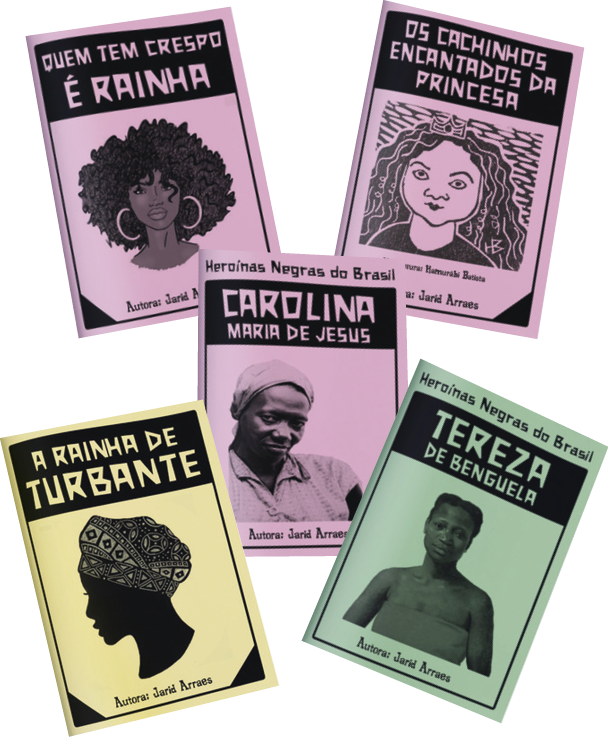 Ilustração. Destaque para cinco folhetos de cordéis com capas coloridas. Nas capas há os títulos: QUEM TEM CRESPO É RAINHA. OS CACHINHOS ENCANTADOS DA PRINCESA, CAROLINA MARIA DE JESUS, A RAINHA DE TURBANTE e TEREZA DE BENGUELA.