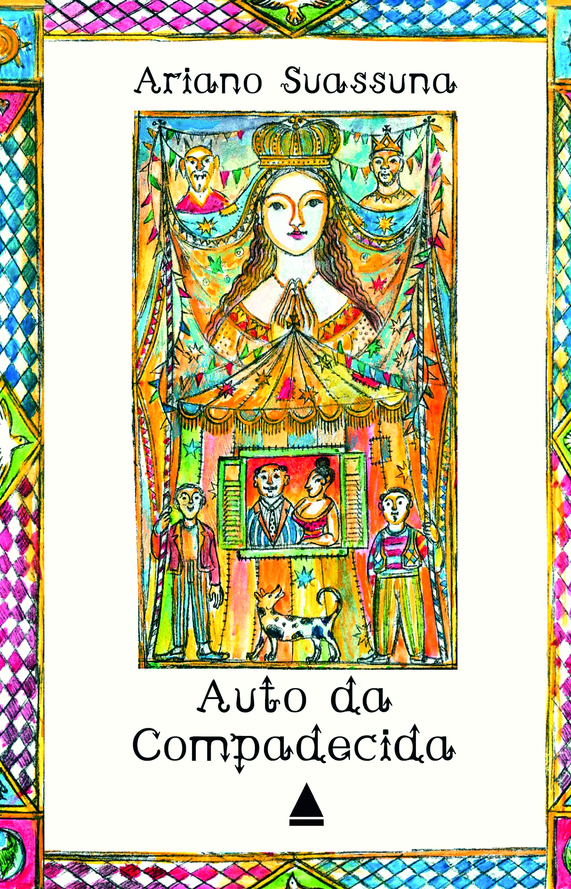 Capa de livro. Na parte superior, o nome do autor: Ariano Suassura. Na parte inferior, o título do livro: Auto da Compadecida. Centralizada,  ilustração da personagem Compadecida, uma mulher com cabelos longos ondulados e coroa na cabeça. Ela usa um véu colorido que recai sobre os personagens e forma uma grande tenda, compondo o fundo da ilustração. Suas mãos estão unidas, em posição de oração, na frente do corpo. Do lado direito da sua cabeça, a figura do diabo, representada por um homem com chifres, camisa vermelha e dentes para fora. Do lado esquerdo da cabeça, representação do personagem Manoel, um homem com coroa, colar e camisa em tons amarelos. Abaixo dela, uma tenda de circo menor, com uma janela no centro. Na janela, um homem e uma mulher. Do lado de fora, dois homens com roupas coloridas, típicas de palhaço, segurando bastões que alicerçam toda a estrutura. Abaixo da janela, centralizado, um cachorro malhado. Espalhadas por toda a ilustração,  bandeirinhas e estrelas coloridas. Uma faixa larga e branca contorna a ilustração em formato retângulo. Uma borda estreita e colorida delimita a capa do livro.