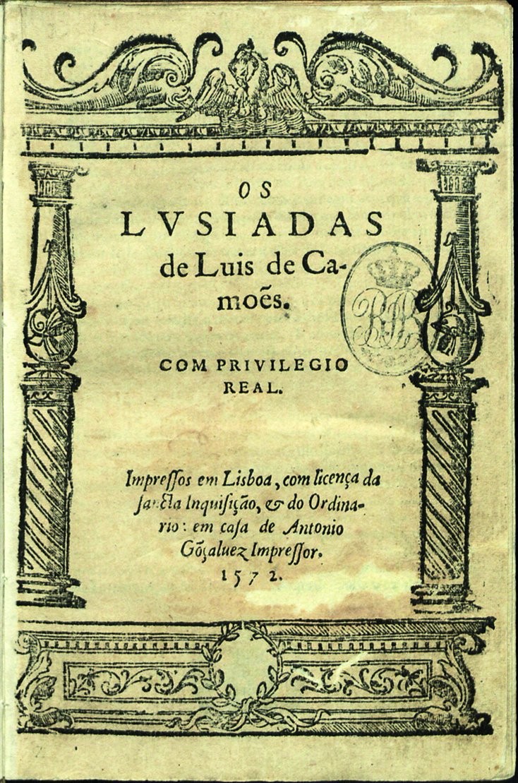 Fotografia. Folha de rosto. Uma borda ornamental composta por dois pilares nas laterais, uma base reta e um arco superior contornam o texto: OS LUSÍADAS de Luís de Camões.