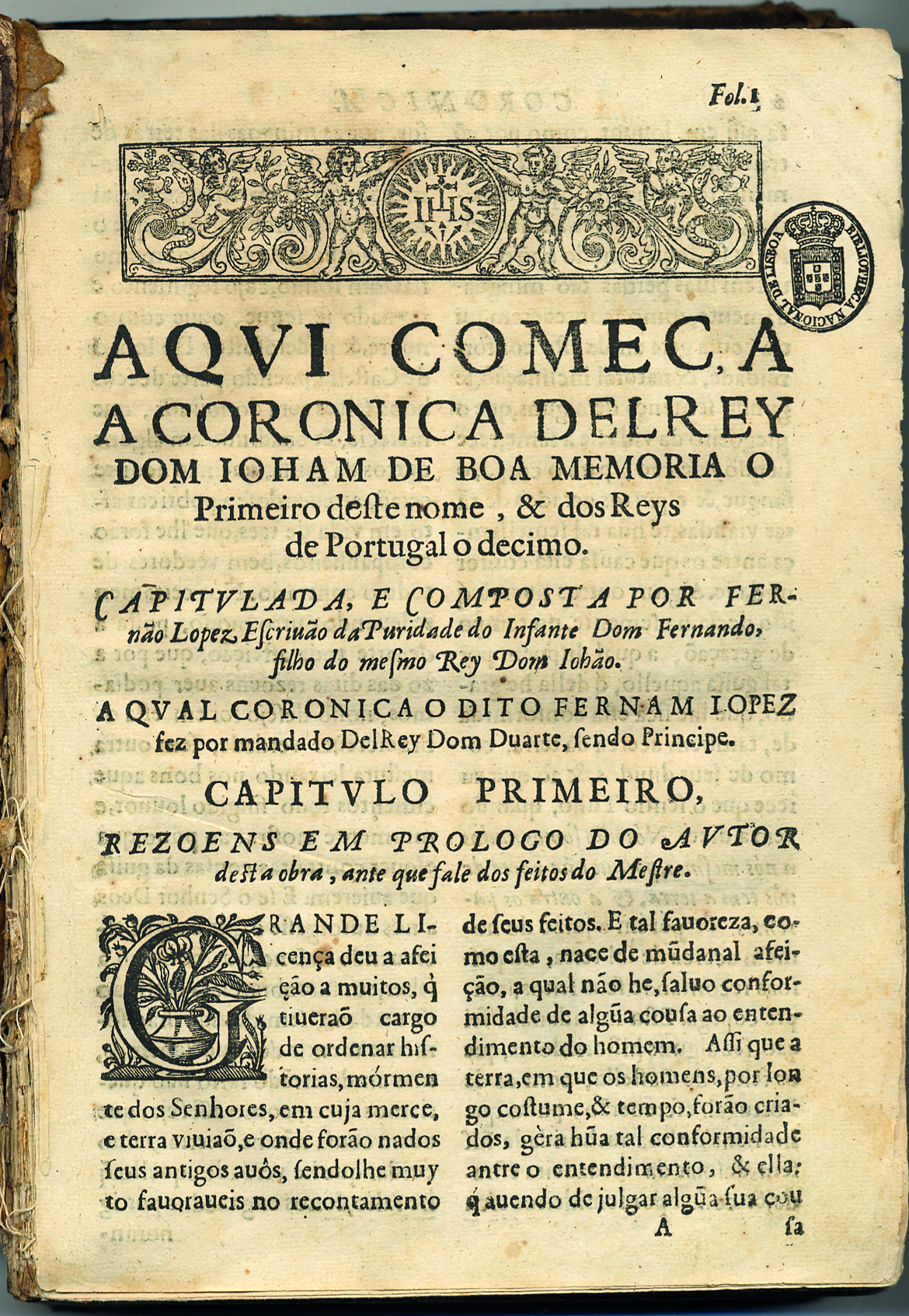 Folha de livro. Na parte superior, faixa com desenhos geométricos. Na sequência, o texto: AQUI COMEÇA  A CRÔNICA DELREY. Abaixo, texto em duas colunas. Fundo de papel amarelado.