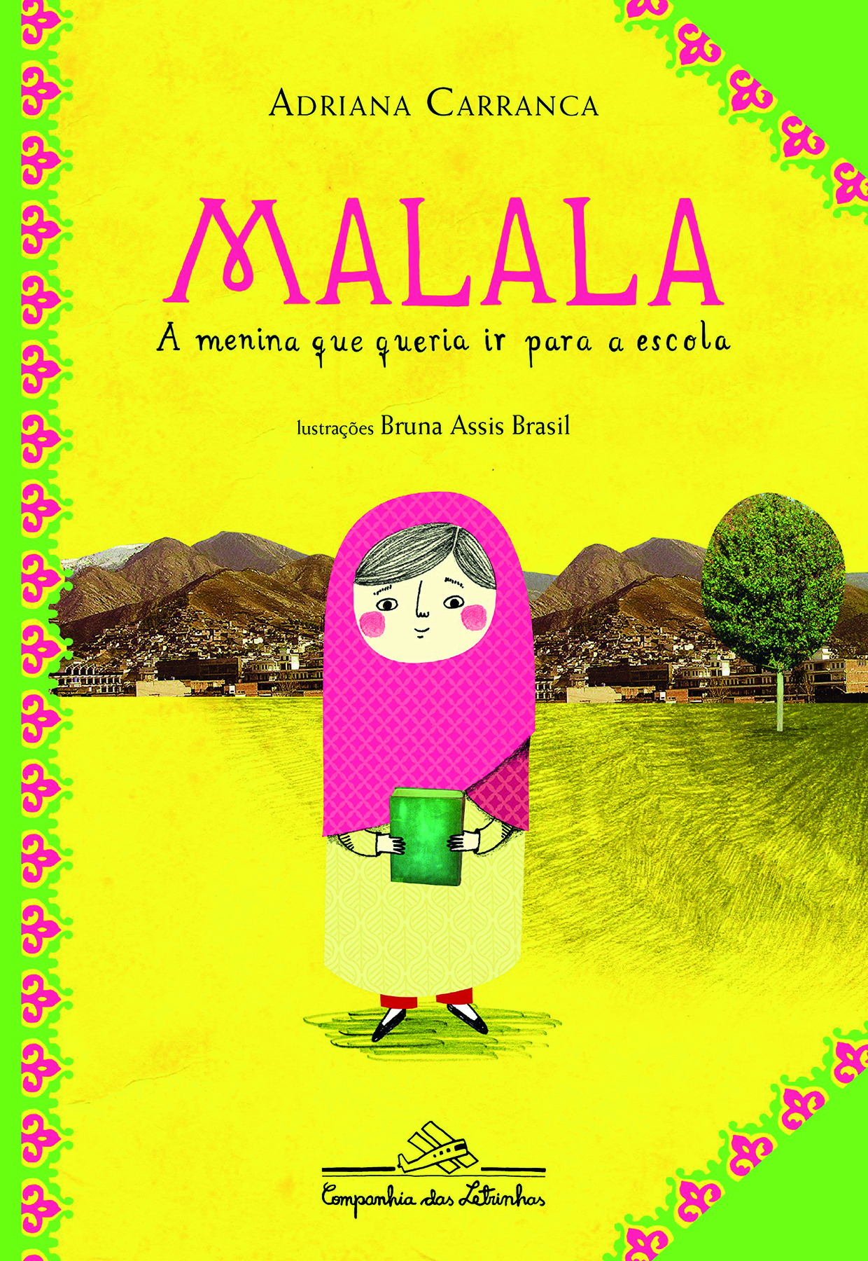 Fotografia. Reprodução de capa de livro. Na parte superior, o nome da autora: 'Adriana Carranca', e abaixo, o título: 'MALALA: a menina que queria ir para a escola'. Na parte inferior, o nome da autora: MALALA YOUSAFZAI. No centro, sobre fundo amarelo, ilustração de uma menina adolescente de cabelos pretos e faces coradas com a cabeça e o tronco cobertos por um tecido rosa estampado. Ela está em pé de frente, segurando um livro de capa verde. Ao fundo, paisagem montanhosa onde há um vilarejo ao pé das montanhas.