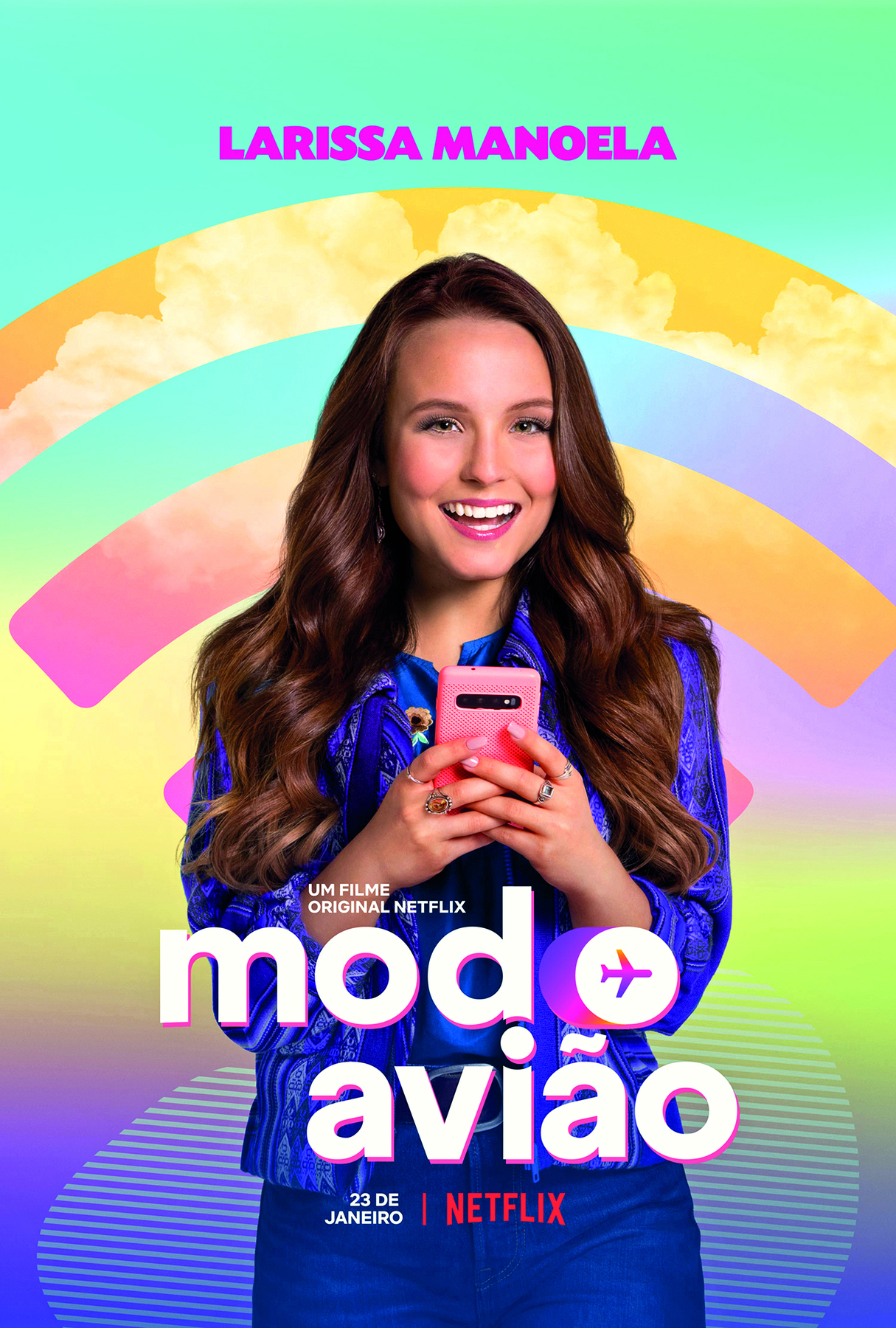 Cartaz de filme. Na parte superior, o nome da atriz: Larissa Manoela. A seguir, retrato da atriz Larissa Manoela, uma jovem com cabelos longos ondulados, usando jaqueta azul e calça jeans. Ela está sorrindo e segurando com as duas mãos um celular na frente do corpo. Atrás dela, sobre um plano de fundo colorido, o símbolo do wi-fi, composto por três ondas sobrepostas e um ponto.  Na parte inferior, o nome do filme: modo avião.