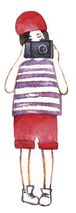 Ilustração. Uma criança usando boina, camiseta regata listrada, bermuda e tênis. Ela está segurando com as duas mãos uma máquina fotográfica perto do rosto.