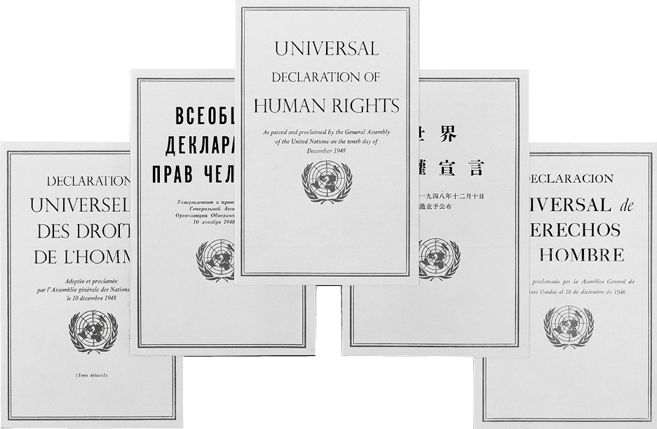 Fotografia. Reprodução de cinco capas em diversos idiomas da 'Declaração Universal dos Direitos Humanos' com símbolo da ONU centralizado abaixo do título.