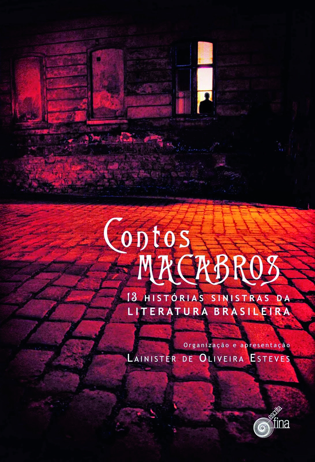 Fotografia. Reprodução de capa de livro. Centralizado, o título: Contos macabros: 13 histórias sinistras da Literatura Brasileira. Abaixo, o nome do autor: 'Lainister de Oliveira Esteves'. Ao fundo, ilustração de uma rua deserta sob iluminação avermelhada, com calçamento de paralelepípedos, e em uma calçada do outro lado da via há a silhueta de uma pessoa em pé, diante de uma casa na qual há uma luz acesa.