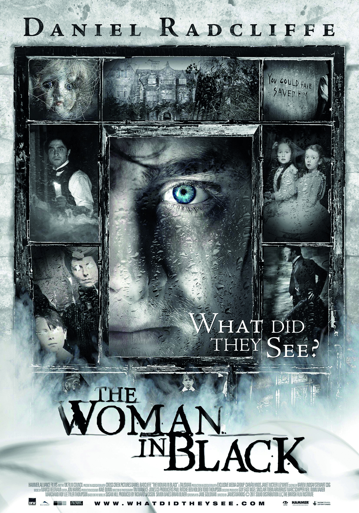 Fotografia. Reprodução de cartaz de filme. Abaixo, o título: 'THE WOMAN IN BLACK'. Ao fundo há um painel com desenhos em preto e branco retratando os personagens, em torno do protagonista, que está no centro delas: um homem jovem de olhos azuis (única cor aparente na imagem) e sobrancelhas espessas, o qual é mostrado em close up; duas mulheres jovens sentadas, dois homens de perfil, um homem adulto e um menino que estão de frente, uma grande mansão e a face de uma boneca.