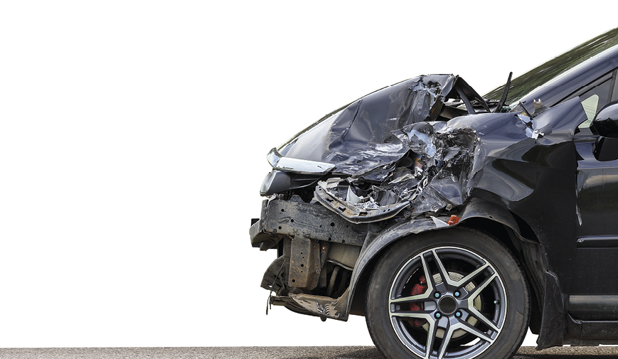 Fotografia. Destaque para parte frontal destruída de um carro preto de perfil.