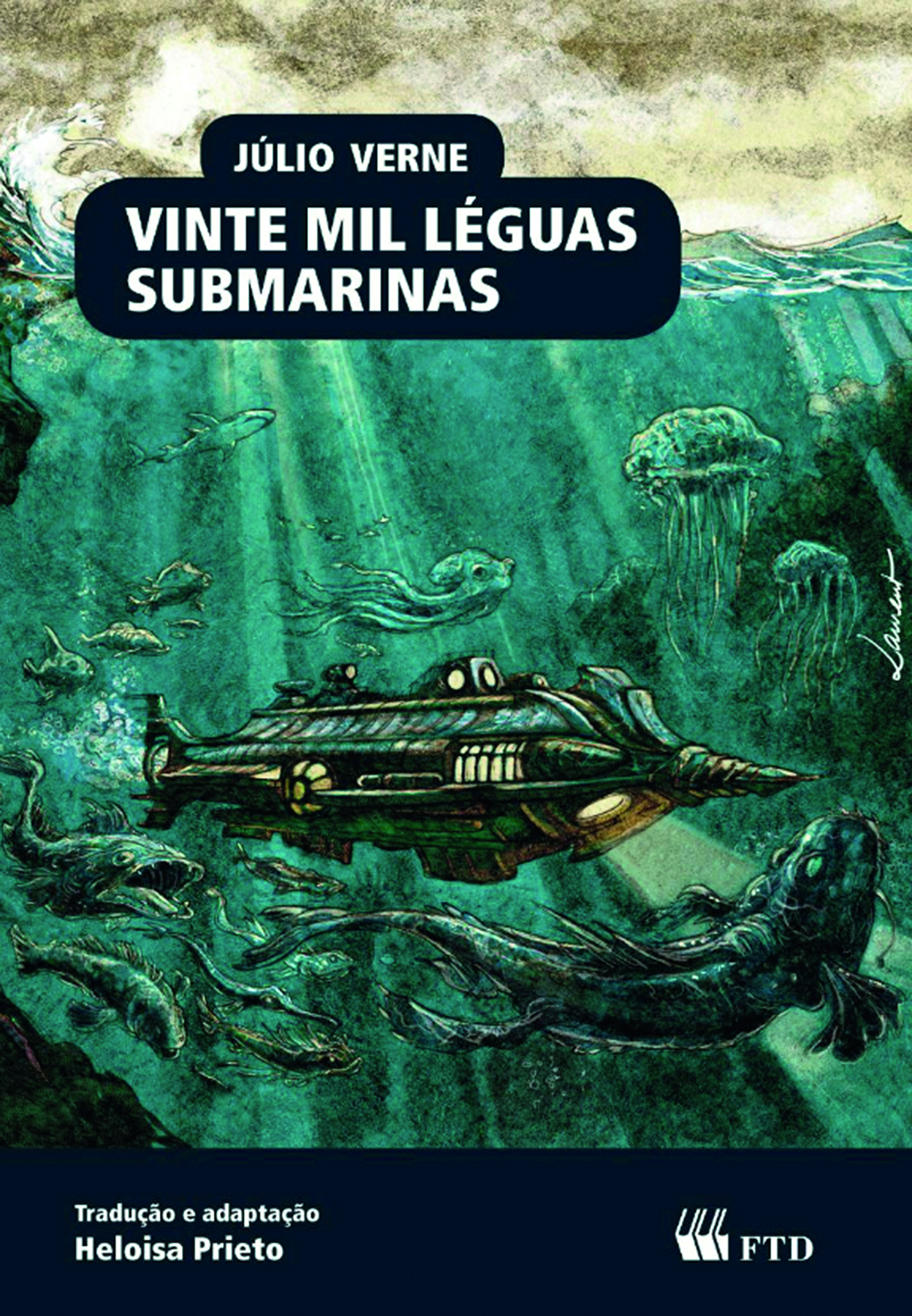 Fotografia. Reprodução de capa de livro. Na parte superior, o nome do autor: 'JÚLIO VERNE'. Abaixo, o título: 'VINTE MIL LÉGUAS SUBMARINAS'. No centro, ilustração de um submarino em formato de peixe-espada navega no fundo mar, em meio a cardume de peixes, águas-vivas, um tubarão e um polvo. Da superfície da água irradiam fachos de luz natural em direção ao fundo, e do submarino, um facho de luz é emitido de um farol abaixo da popa da embarcação, e de alguns pontos do casco, através de escotilhas brilham as luzes de bordo. Da popa emana uma esteira de bolhas de ar, produzida por seus propulsores em funcionamento, indicando que o submarino não está somente flutuando, mas também se deslocando para a frente.