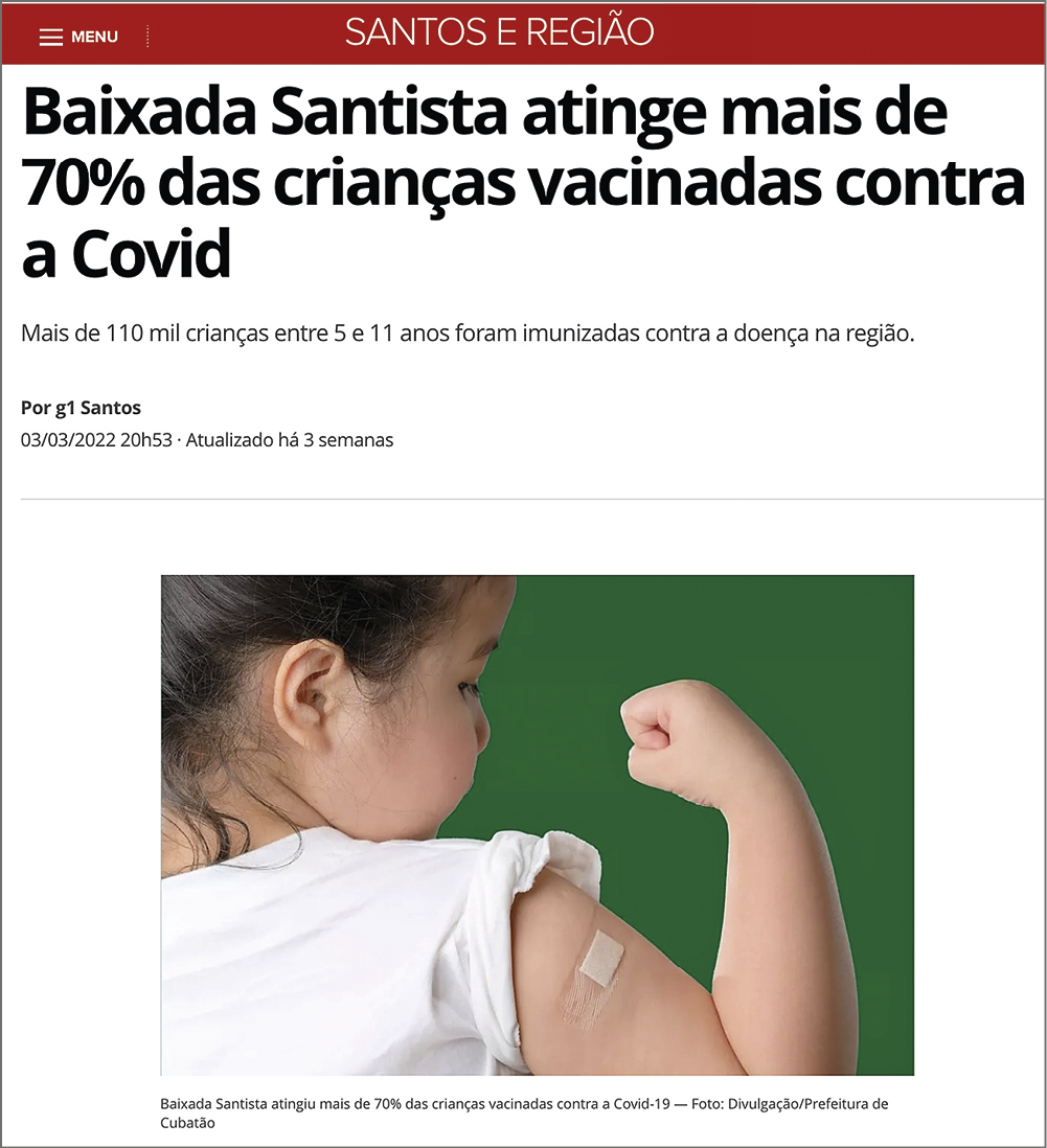 Fotografia. Reprodução de página de internet. Na parte superior, o título da página web: 'SANTOS E REGIÃO'. Abaixo, a manchete: 'Baixada Santista atinge mais de 70% das crianças vacinadas contra a Covid'. Abaixo desta, fotografia de uma criança de cerca de 4 anos de cabelos pretos, usando blusa branca com a manga curta enrolada. Ela está de costas com o rosto de perfil, e tem um pequeno curativo autoadesivo (do tipo band-aid) no braço flexionado com a mão fechada.