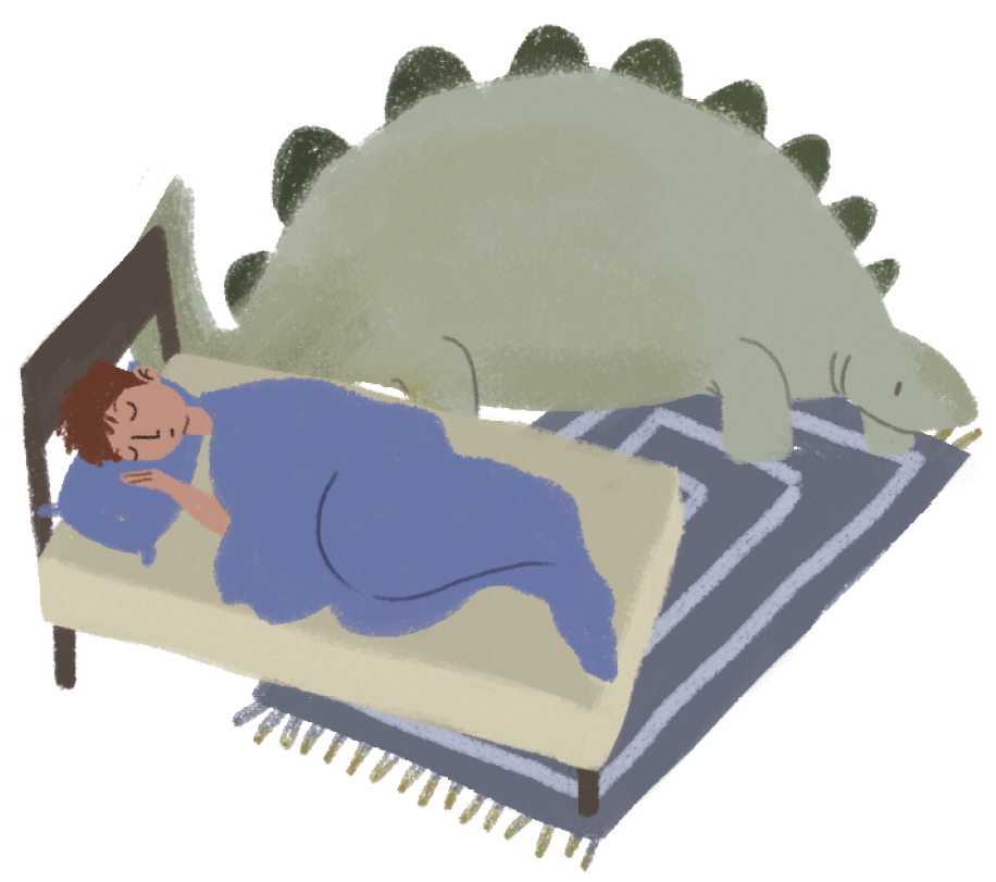 Ilustração. Um menino adormecido está deitado de lado em uma cama de cabeceira alta marrom, com uma das mãos sobre o travesseiro e coberto por uma manta azul do mesmo tom da fronha, sobre lençóis bege. Atrás da cama, sobre um tapete cinza retangular há um animal verde acinzentado semelhante a um dinossauro de corpo volumoso e cabeça pequena, com uma fila de corcovas semicirculares verde-escuras ao longo das costas.