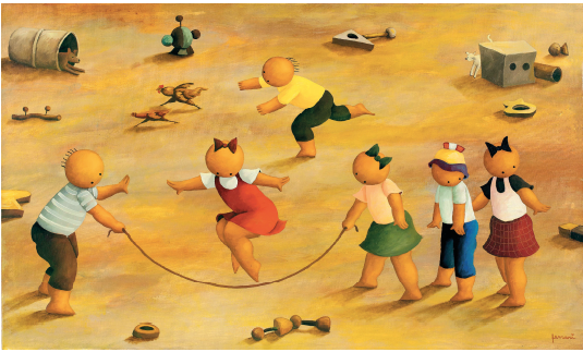 Imagem: Ilustração. Em uma área aberta, em primeiro plano, um grupo de crianças brinca de corda. Duas seguram as pontas, uma pula e as demais estão na fila. Ao fundo, um menino corre atrás de duas galinhas. Ao redor, brinquedos de madeira e sucata estão espalhados.  Fim da imagem.