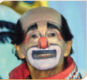Imagem: Fotografia. Retrato de um senhor de rosto pintado, sobrancelhas destacadas e nariz saliente.  Fim da imagem.
