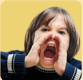 Imagem: Fotografia. Um menino está com as mãos ao redor da boca aberta. Fim da imagem.
