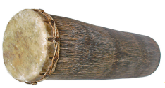Imagem: Fotografia. Um curimbó. Tem corpo de madeira em formato cilíndrico e pele de couro que cobre uma das extremidades.  Fim da imagem.