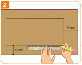 Imagem: Ilustração 2. Destaque da mão da pessoa que marca linhas com lápis e uma régua em um pedaço de papelão. Há as marcações de margem de 6 cm e 4 cm. Fim da imagem.