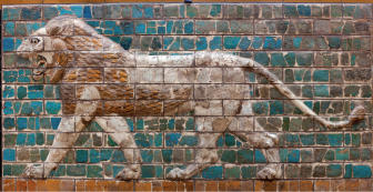 Imagem: Fotografia. Destaque de uma superfície em mosaico azul e cinza que compõe a figura de um leão cinza-claro de pé com a boca aberta. Fim da imagem.