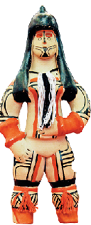 Imagem: Fotografia. Escultura de uma mulher indígena com corpo pintado de vermelho e preto, adereços vermelhos nos pulsos e pernas, um colar branco destacado e o cabelo longo, liso e preto.  Fim da imagem.
