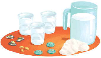 Imagem: Ilustração. Sobre uma mesa redonda de cor marrom, três copos plásticos brancos, três pedras pequenas cinzas, três grãos de feijão, três botões azuis redondos, pedaços de algodão de cor branca e uma jarra de cor azul-claro, com água.  Fim da imagem.