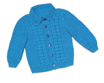 Imagem: Fotografia. Um casaco de mangas compridas de cor azul com botões ao centro na vertical.  Fim da imagem.