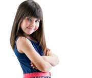 Imagem: Fotografia. Uma menina vista da cintura para cima. Ela tem pele clara, cabelos longos castanhos com franja, usando blusa regata em azul e está de braços cruzados, olhando para frente sorrindo.  Fim da imagem.