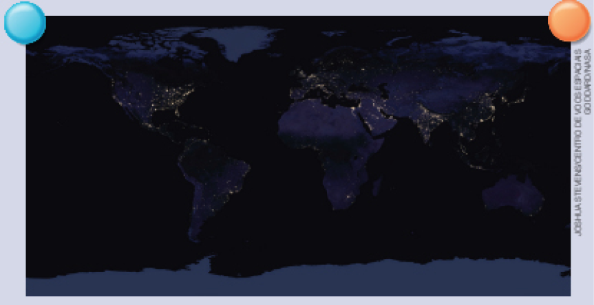 Imagem: Fotografia noturna. Planisfério na horizontal com todos os continentes de cor cinza e partes com em branco espalhados de luzes no sul da América do norte, um pouco ao norte da América Central, um pouco no sul da América do Sul, na Europa e no sul da Sai e índia.  Fim da imagem.