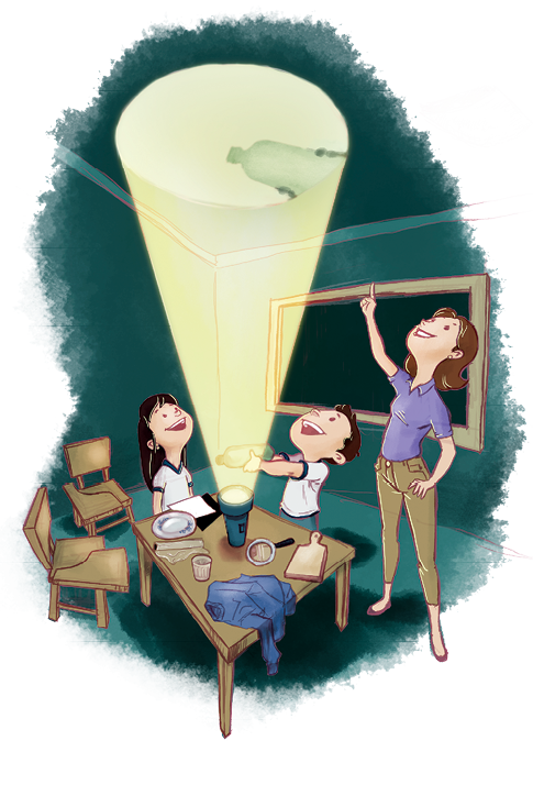 Imagem: Ilustração. Dentro de uma sala de aula com a luz apagada. No fundo, lousa de cor verde-escuro com o contorno em marrom-claro. Ao centro, mesa quadrada marrom, com duas cadeiras à esquerda, afastadas. Sobre a mesa, objetos espalhados : blusa de mangas compridas em azul, tábua de madeira, uma lupa redonda, um prato redondo branco, copo e papeis. Ao centro, uma lanterna na vertical, projetando uma luz amarela para cima, sendo mais projetada no teto arredondado. À direita, um menino de pele clara, cabelos castanhos, segurando nas mãos, parte de uma garrafa com tampa arredondada. À esquerda, menina de pele clara, com cabelos até os ombros, com franja em castanho-escuro. As crianças usam camiseta branca com detalhes em azul. À direita, professora, apontando com o dedo indicador da mão esquerda para cima. Ela tem pele clara, cabelos castanhos até os ombros, camiseta com mangas curtas e gola, calça e sapatos marrons. Fim da imagem.