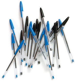 Imagem: Fotografia. Dezenas canetas na vertical transparente, com tampa de cor azul e preto.  Fim da imagem.